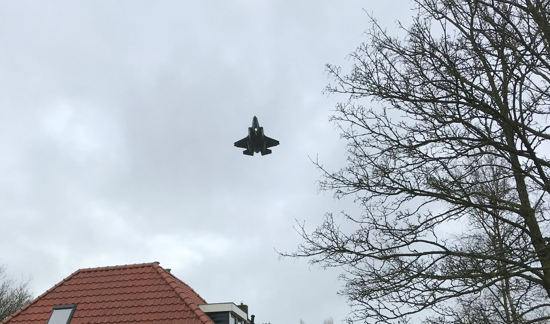 Een F-35 scheert vlak over de daken in het Friese dorp Jelsum.