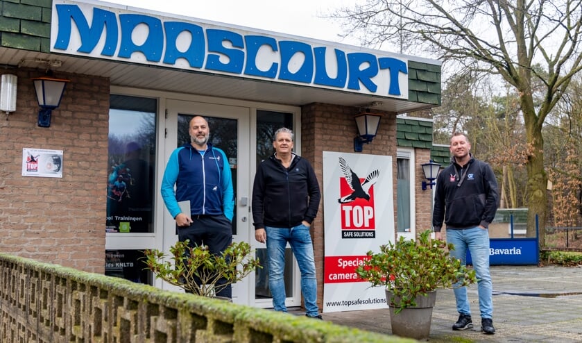 <p>Twan Lensen, Marco Hendriks en Guus Loesberg (v.l.n.r.) bij tennishal Maascourt in Venray.</p>  