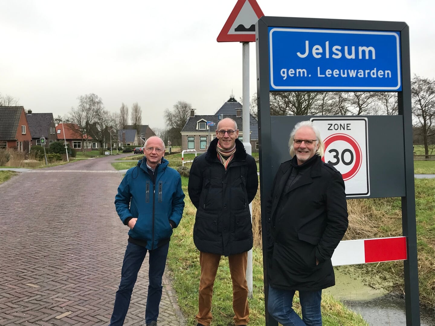 De Friezen Geert Verf (links), Gerard Veldman en Albert Sinnema poseren bij het kombord van Jelsum. 