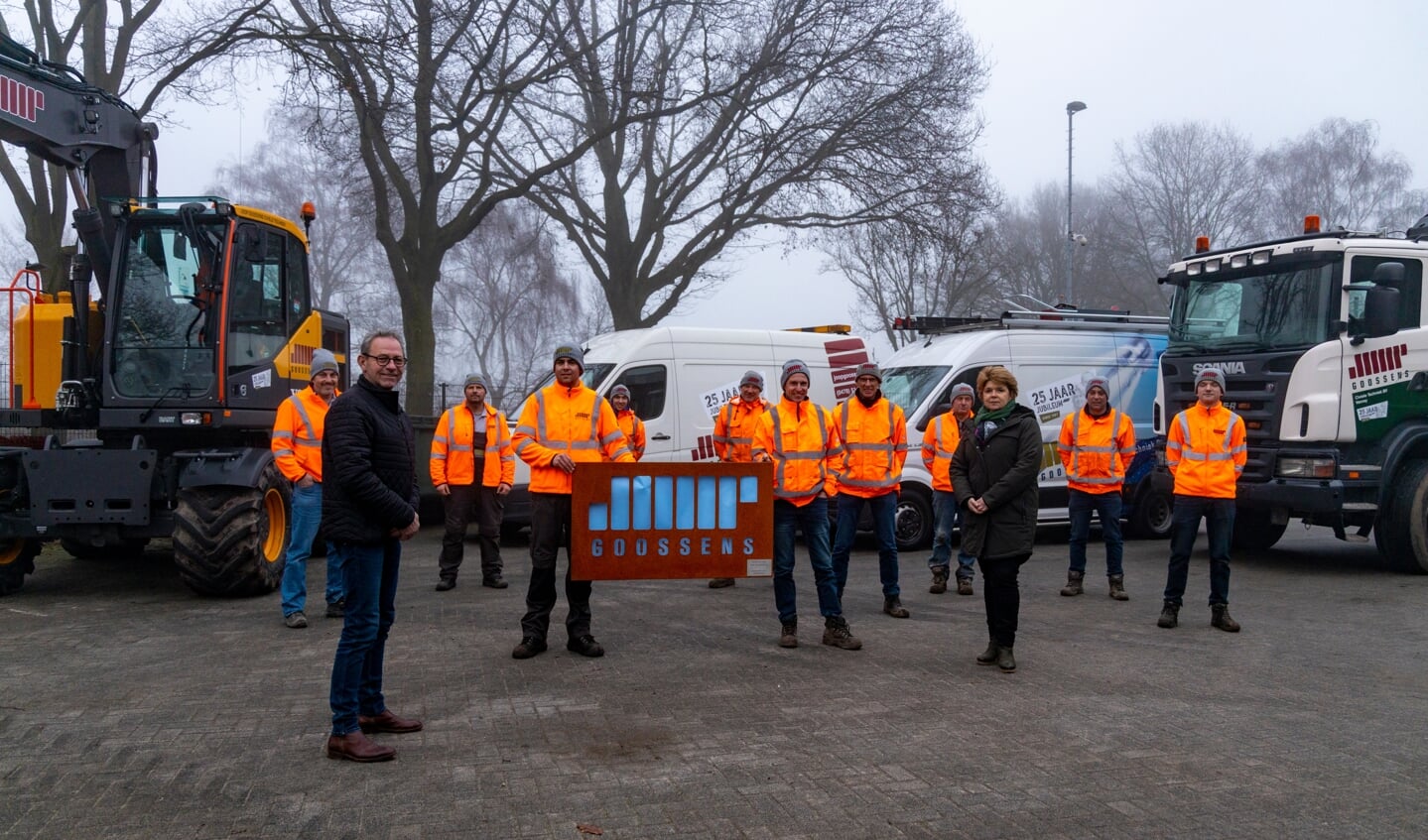 Joop en Marian kregen een mooie plaquette van hun medewerkers.