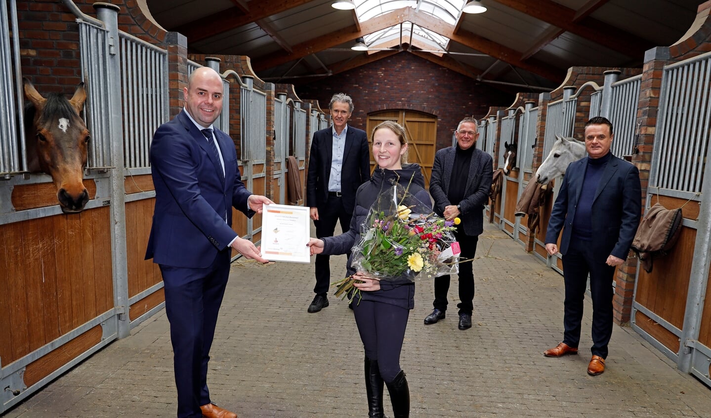 Sanne Thijssen wordt in het zonnetje gezet.