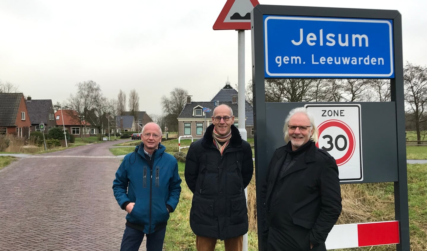 De Friezen Geert Verf (links), Gerard Veldman en Albert Sinnema poseren bij het kombord van Jelsum. 
