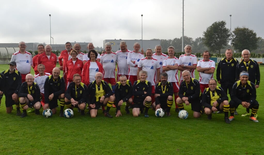 De wandelvoetballers van Vierlingsbeek en Beugen samen op de foto. 