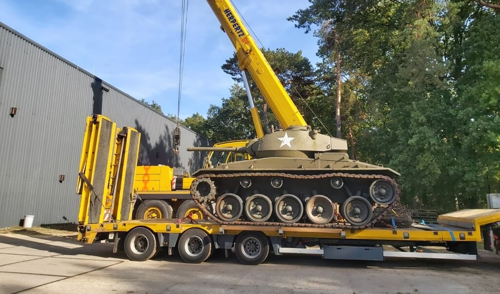De Amerikaanse Chaffee-tank uit WOII arriveert in Overloon.