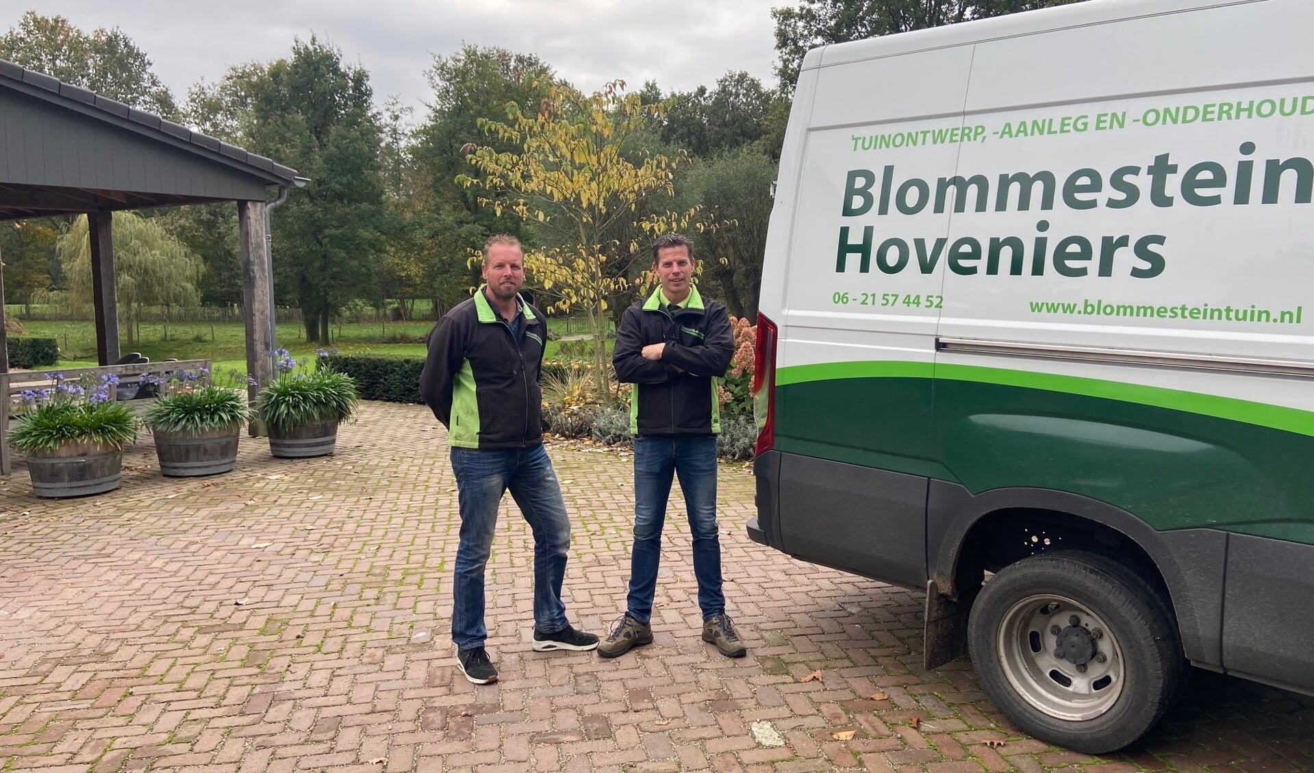 Bart van den Heuvel (links) en Gijs Ermers zijn de eigenaren van Blommestein Hoveniers. 