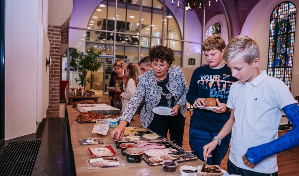 Burgemeester Leontien Kompier zat samen met de leerlingen van De Meent aan tafel.