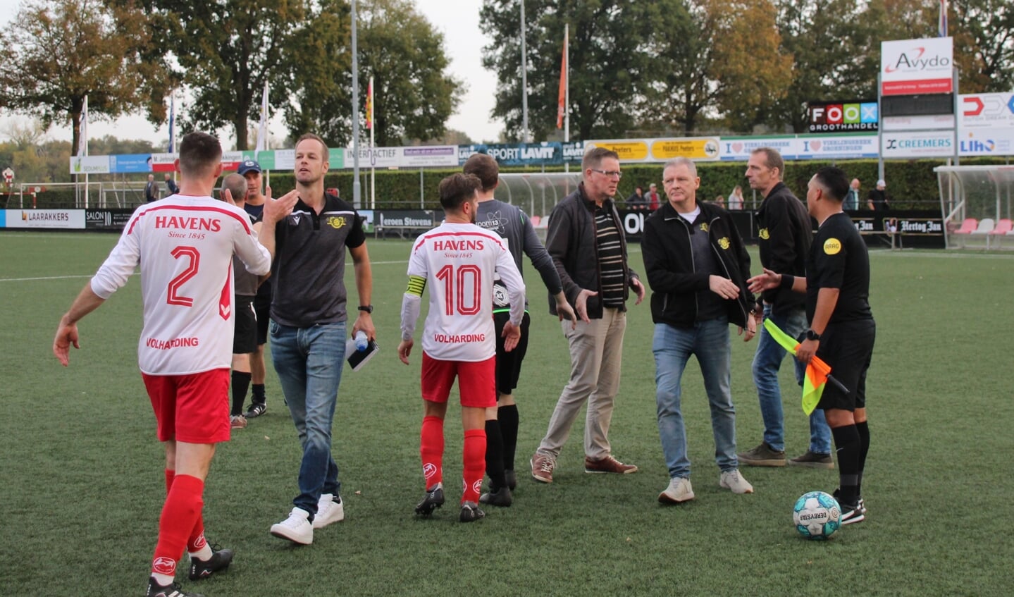Johan Vullings (tweede van links) feliciteert Nino Janssen met de zege, 