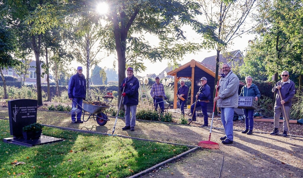 Leden van Commissie Grafmonumenten Castenray zetten de puntjes op de i.