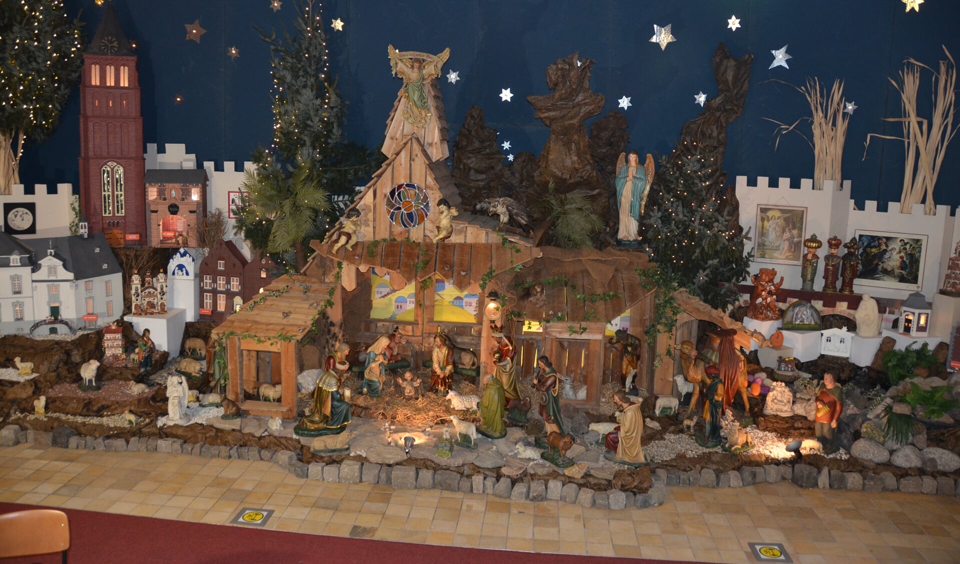 Kerststallenexpositie in Sint-Petrusbasiliek Boxmeer. 