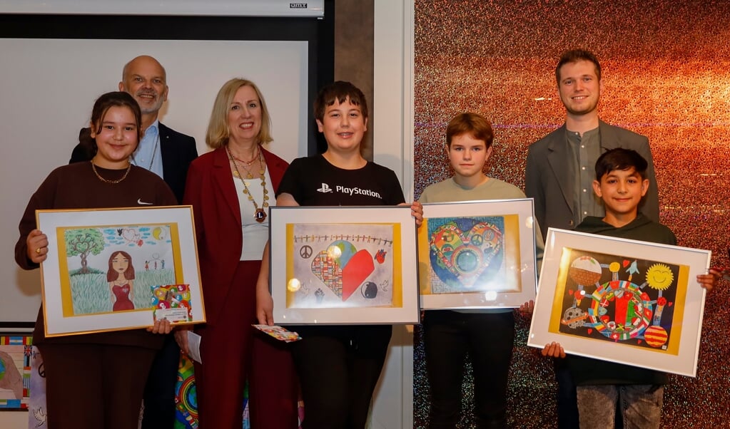 Aselya Alagöz, Roel Reijnders, Anita Swinkels, Filip Luzak, Fenne Kohrman, Daan Janssen en Zargai Safi (v.l.n.r.) tijdens de prijsuitreiking in Hotel Asteria. 