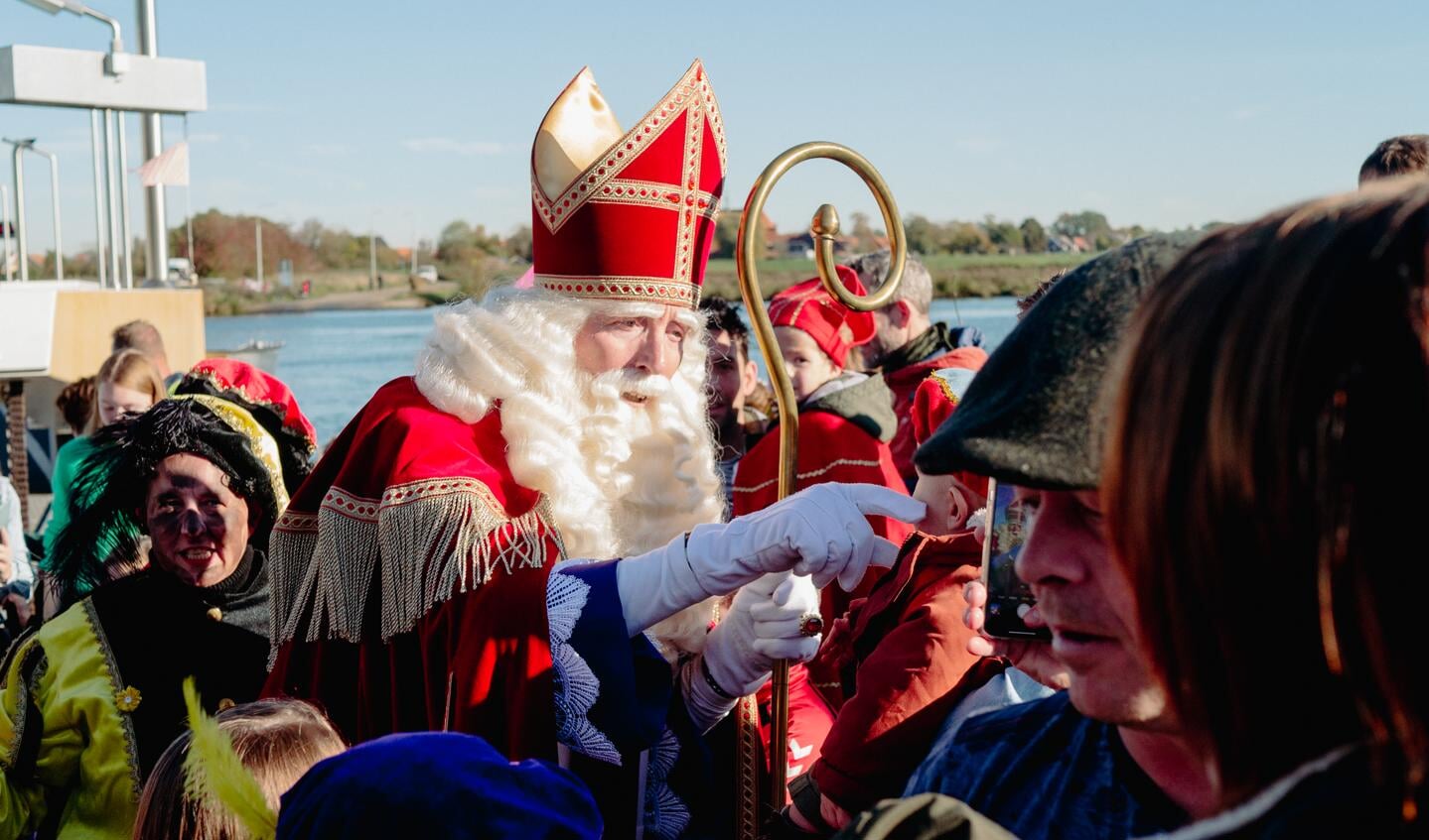 Sinterklaas kreeg zondag een warm onthaal aan de Maas in Vierlingsbeek.