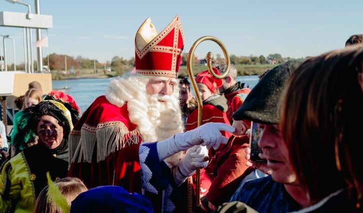 Sinterklaas kreeg zondag een warm onthaal aan de Maas in Vierlingsbeek. 