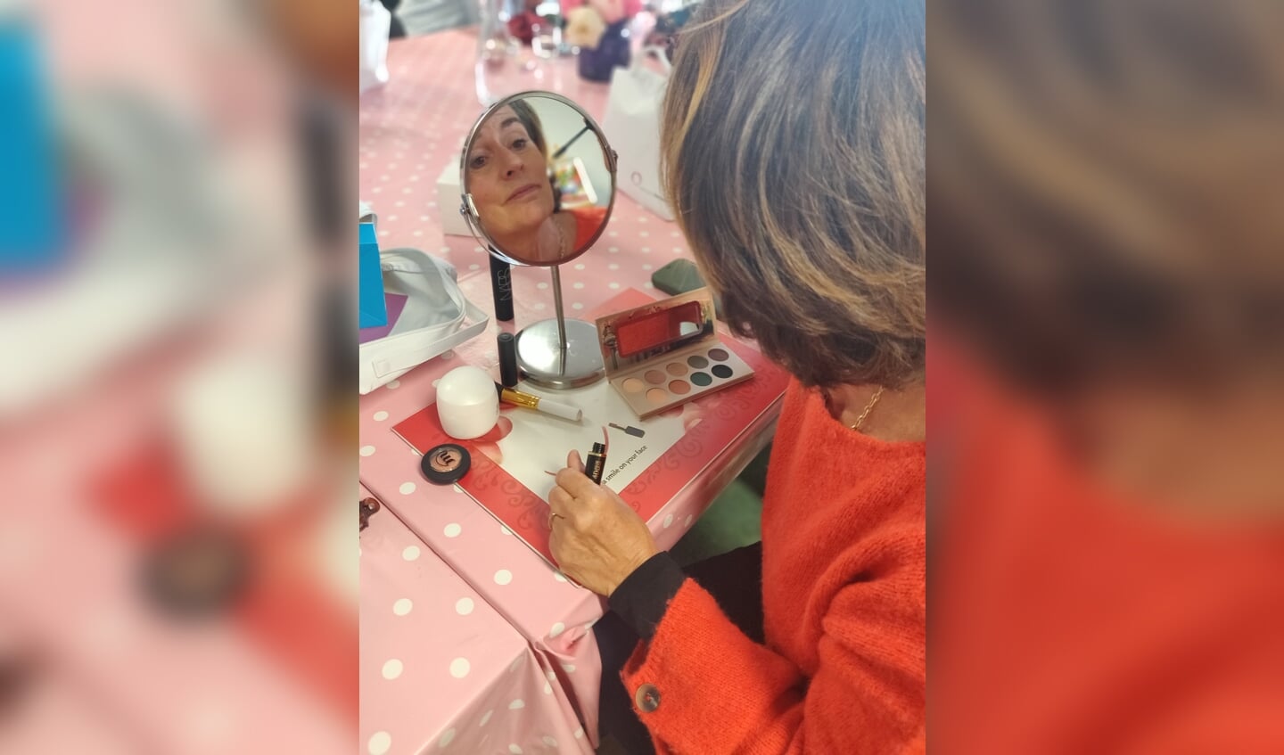 Tijdens de workshop krijgen deelnemers tips en adviezen om zelf aan de slag te gaan met cosmetica.