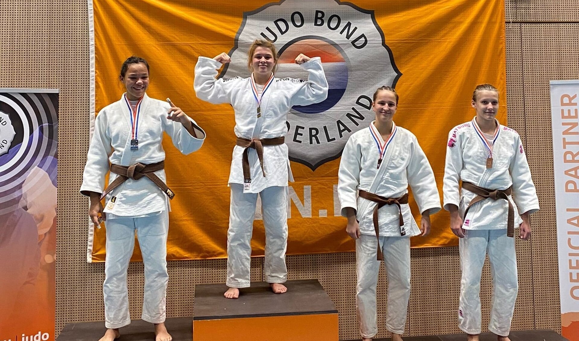 Judokatalent Lieke Wildschut op de hoogste trede van het NK-podium. 