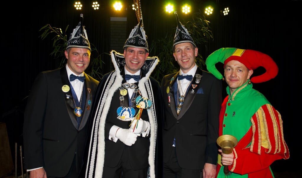 Prins Hans II met zijn adjudanten Björn van Kessel en Freek Lenssen en nar Erik Aarts. 