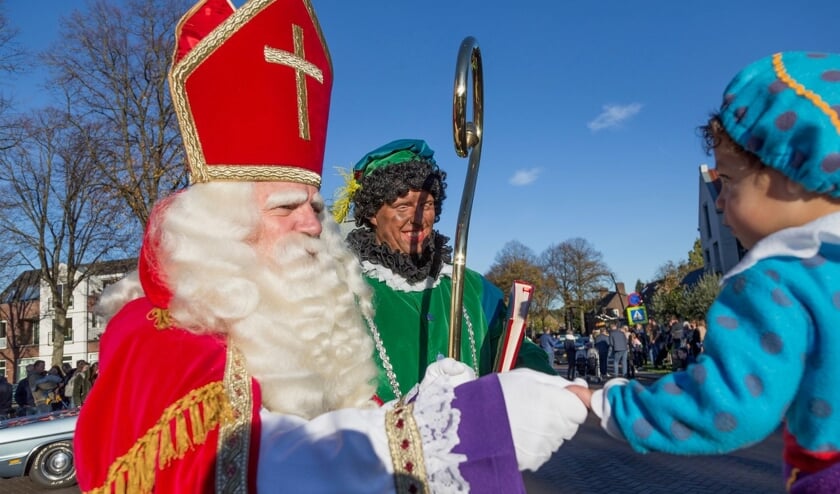 SInterklaas maakt kennis met een jonge piet.
