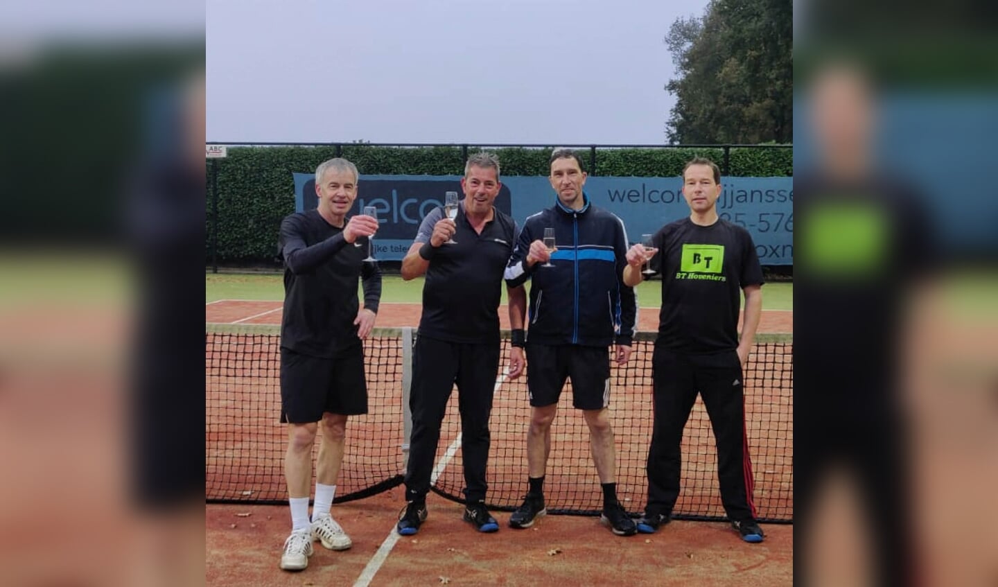 John Rijs (links) en Marcel Verhoeven (tweede van links) wonnen de finale in de klasse HD6 17+.