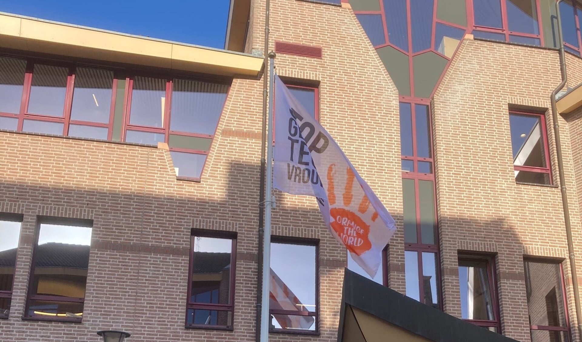 De vlag bij het gemeentekantoor Gennep
