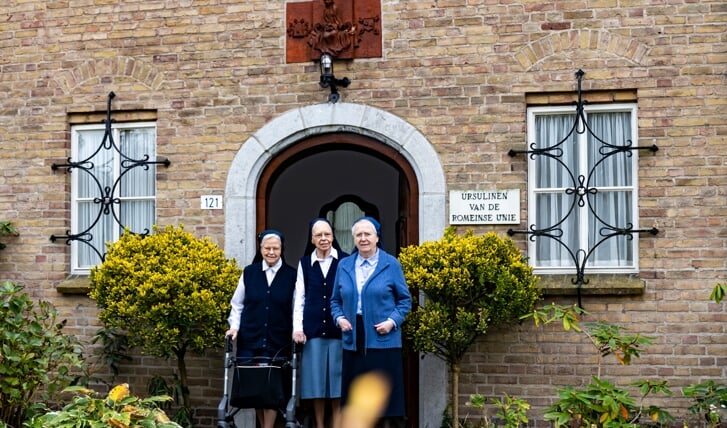 De Ursulinen (vlnr) Brigitte (86), Mathilde (89) en Angelique (82) bewoonden als laatste religieuzen een Venrays klooster. Zuster Angelique sluit als laatste de deur.
