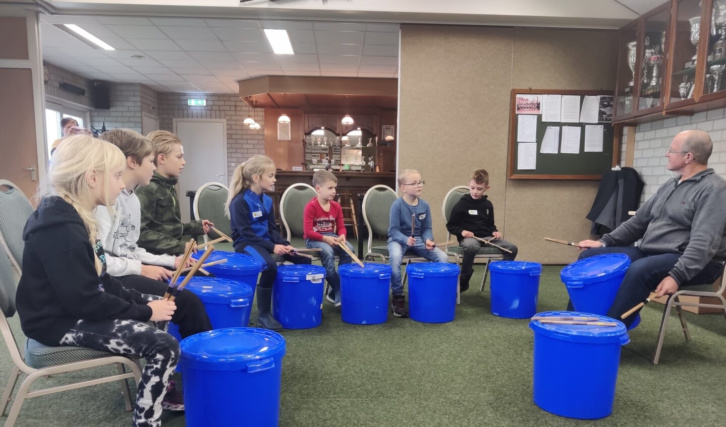Geconcentreerd trommelen tijdens gildeworkshop in Groeningen.