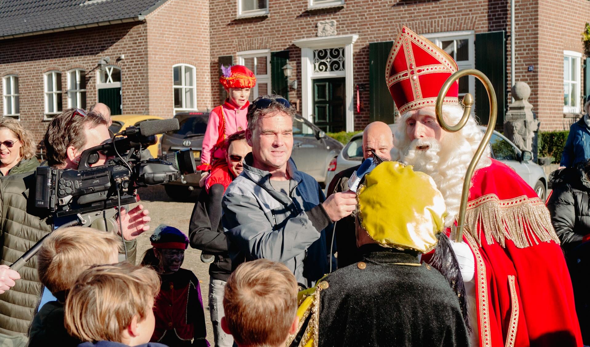 Sinterklaas maakte zondag graag tijd vrij voor een interview met het tv-team van I Love Vierlingsbeek-Groeningen. 