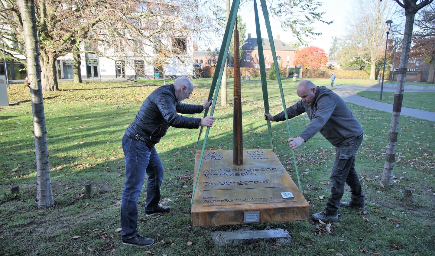 Het vijfde archeopunt werd woensdagochtend op de plek gezet. Linksachter de Borggraaf.
