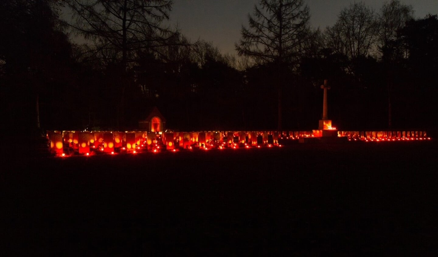 Lichtjes op oorlogsgraven Overloon. 
