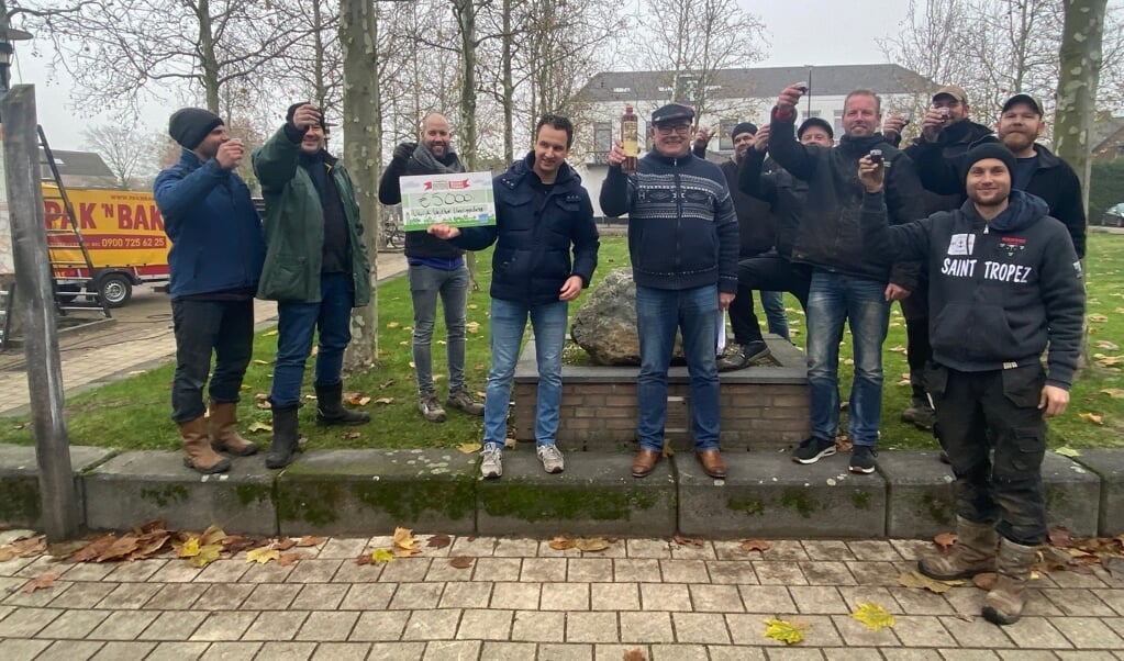 Een gezamenlijke toost op de cheque van 5000 euro van het Postcode Loterij Buurtfonds voor de werkgroep Vrolijk Vrijthof Vierlingsbeek. 