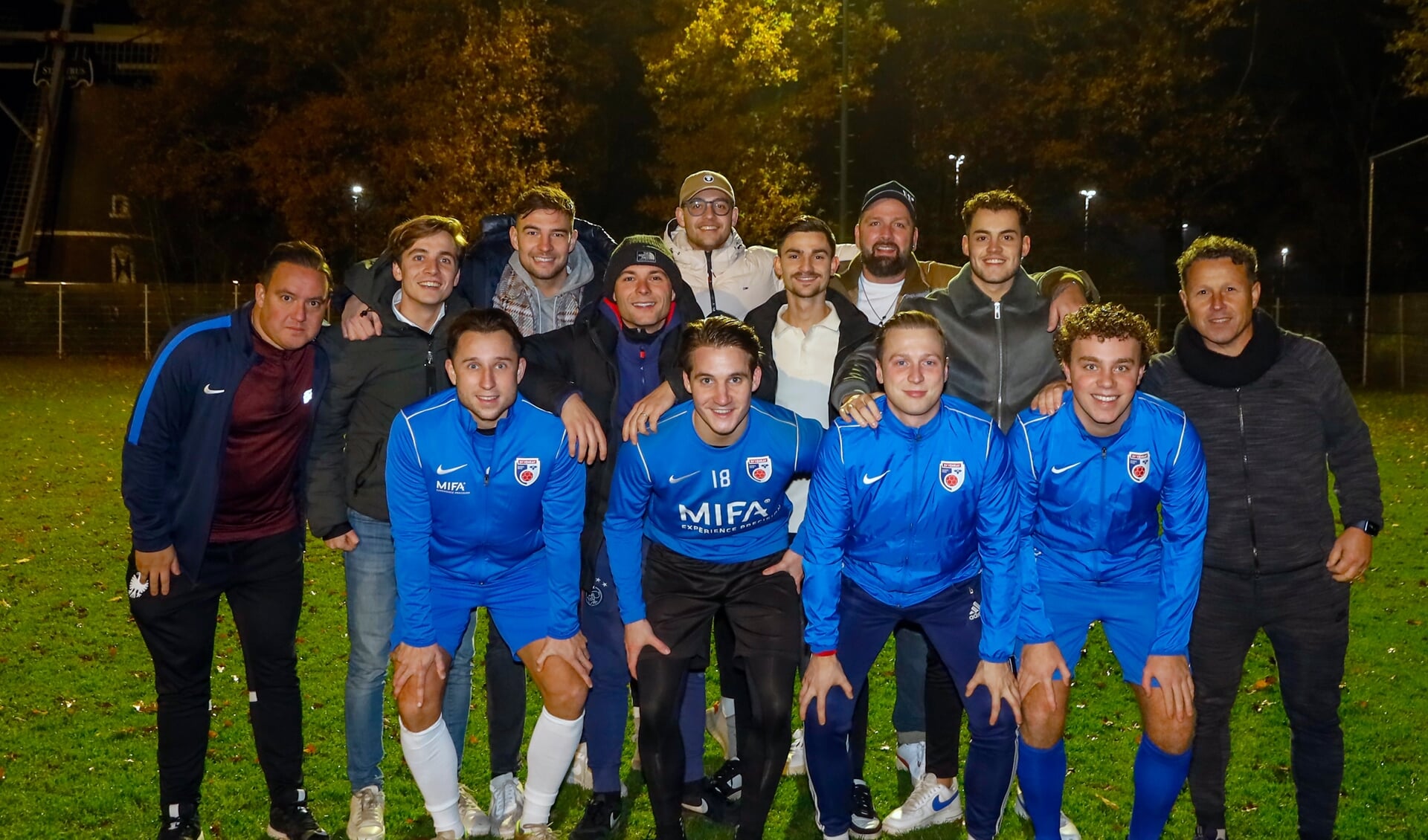 De selectie van zaalvoetbalvereniging FC Coronaas.