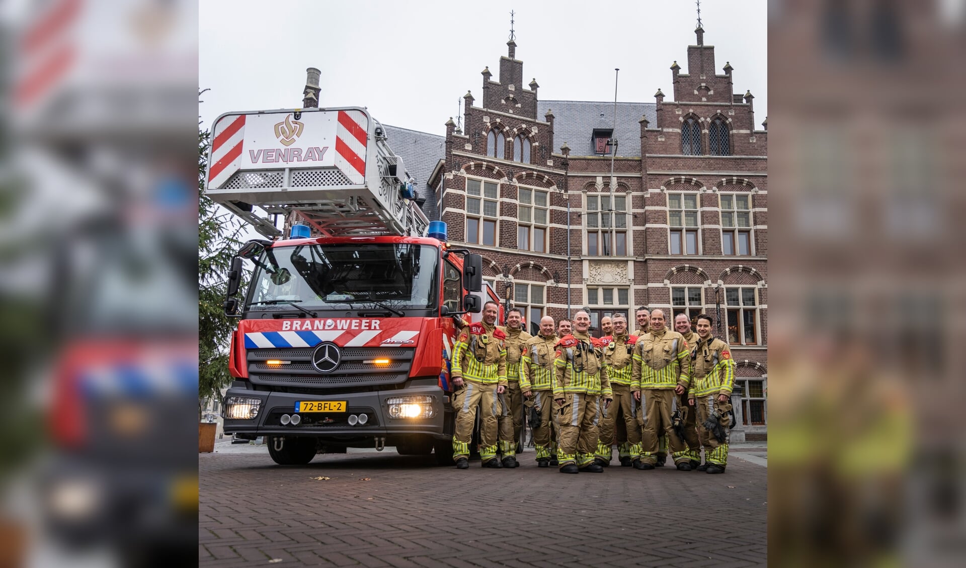 Venrayse brandweermannen nemen afscheid van collega Piet Swinkels (midden en inzetje). 