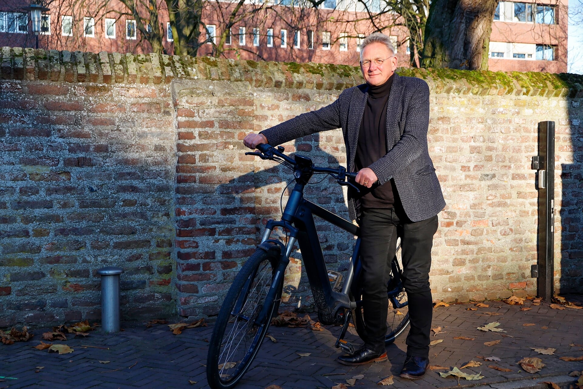 Op de fiets naar het gemeentehuis, voor Jan Jenneskens dagelijkse kost. 