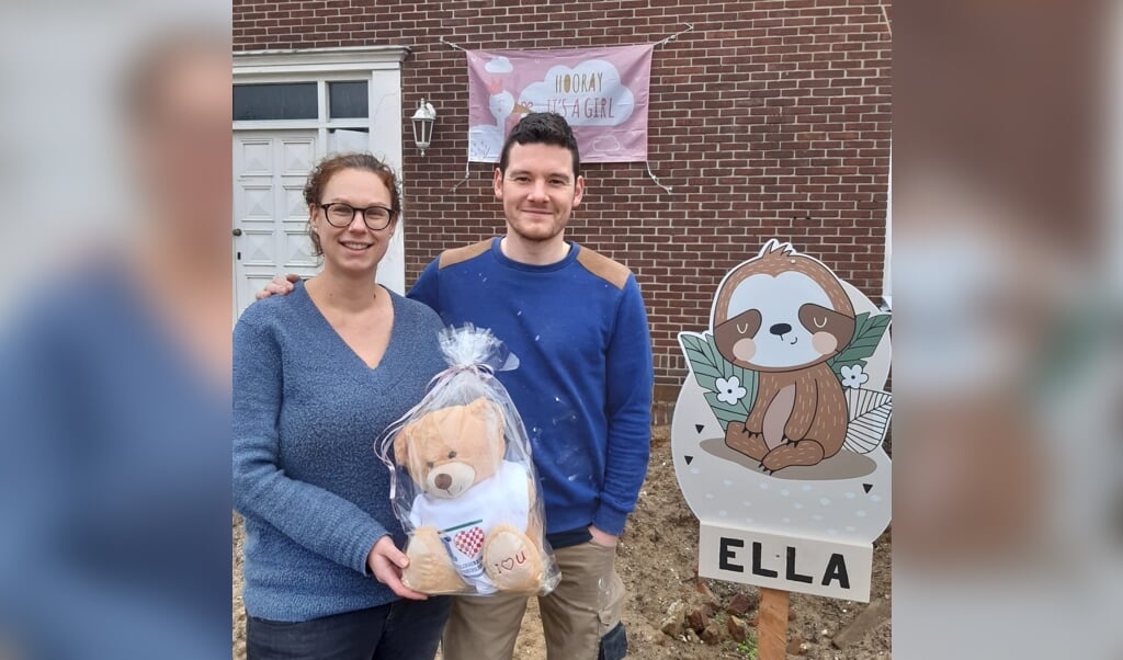 Katelijn en Gideon nemen de I Love-knuffelbeer voor hun dochter Ella in ontvangst.