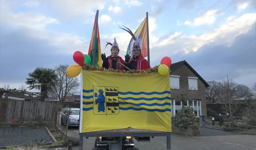 Zwaaien naar de fotograaf.