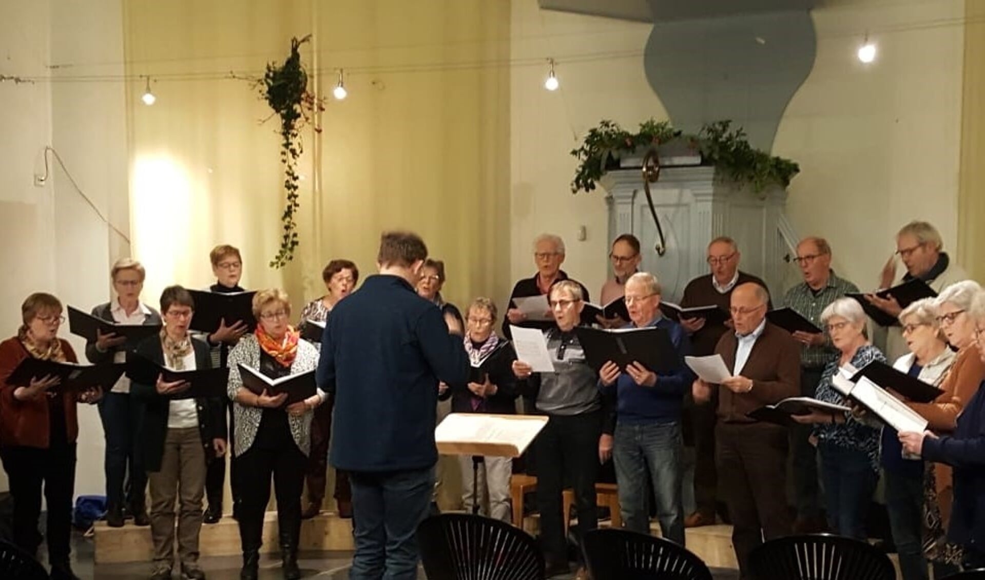 Zangvereniging Vondel stopt na 75 jaar. Foto: repetitie voor kerstconcert. 