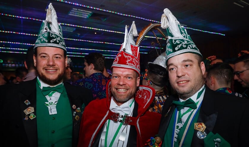 Voorzitter Thijs Willems, jubileumprins Denny en secretaris Rob van Berlo.
