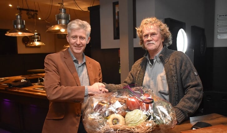 Henk Hendriks (rechts) bedankt René Aengenend voor zijn inzet bij de dorpsraad