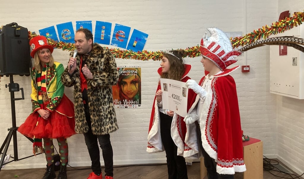 Erik Essing bedankt de kinderen en leerkrachten voor de mooie cheque.