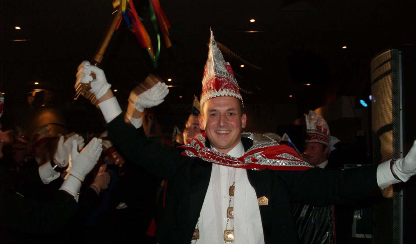 Wouter van Dongen als prins Wouter I van De Keieschieters voorop tijdens de polonaise.