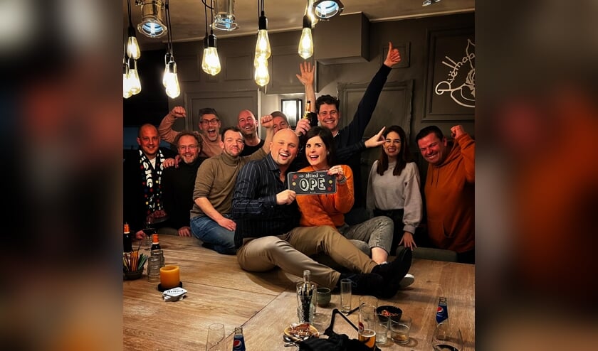 Bjorn & Mieke samen met hun team en fans. Rechts Leon Aarts.