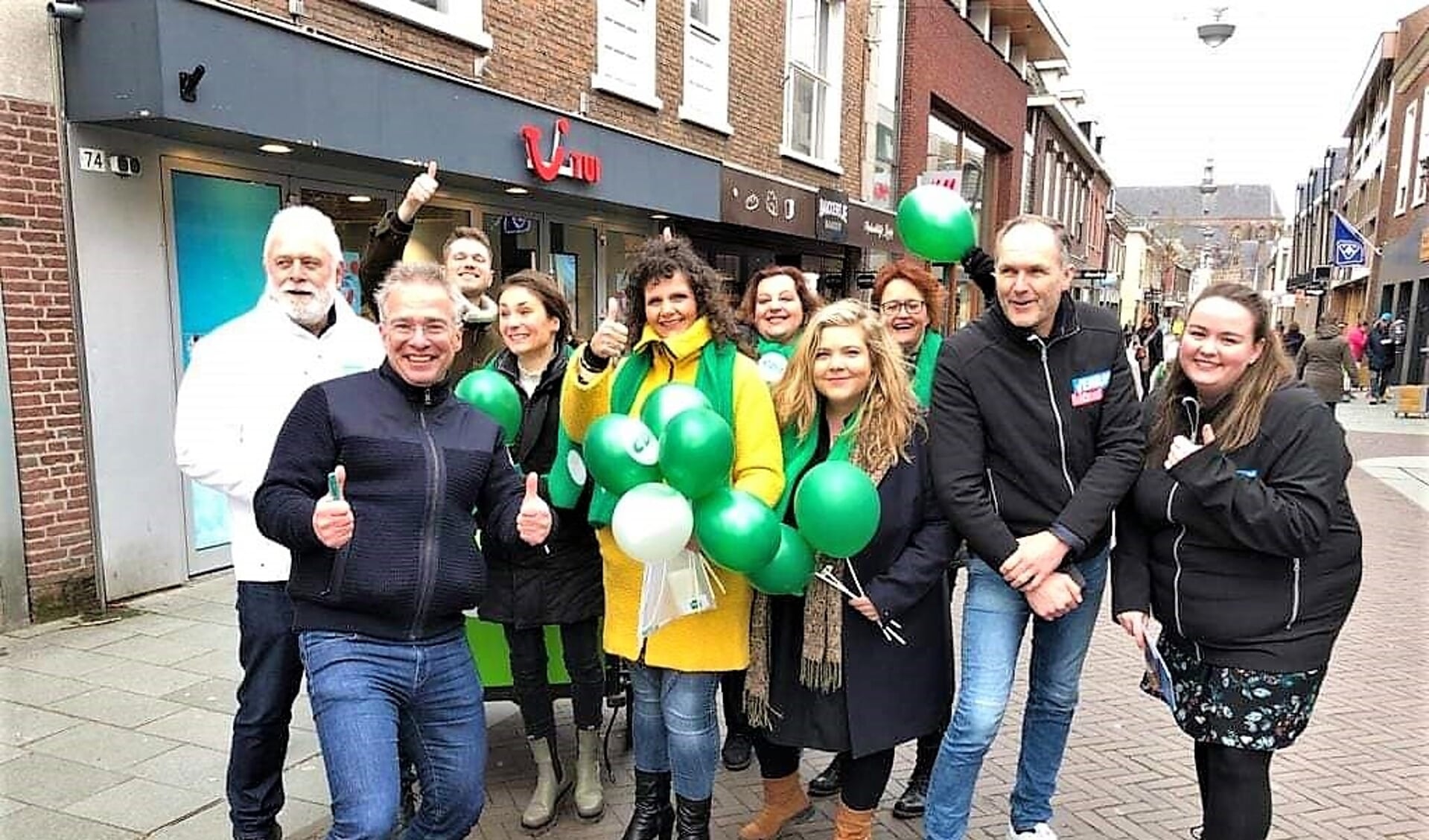 Kandidaten van vier partijen gebroederlijk samen op de foto.