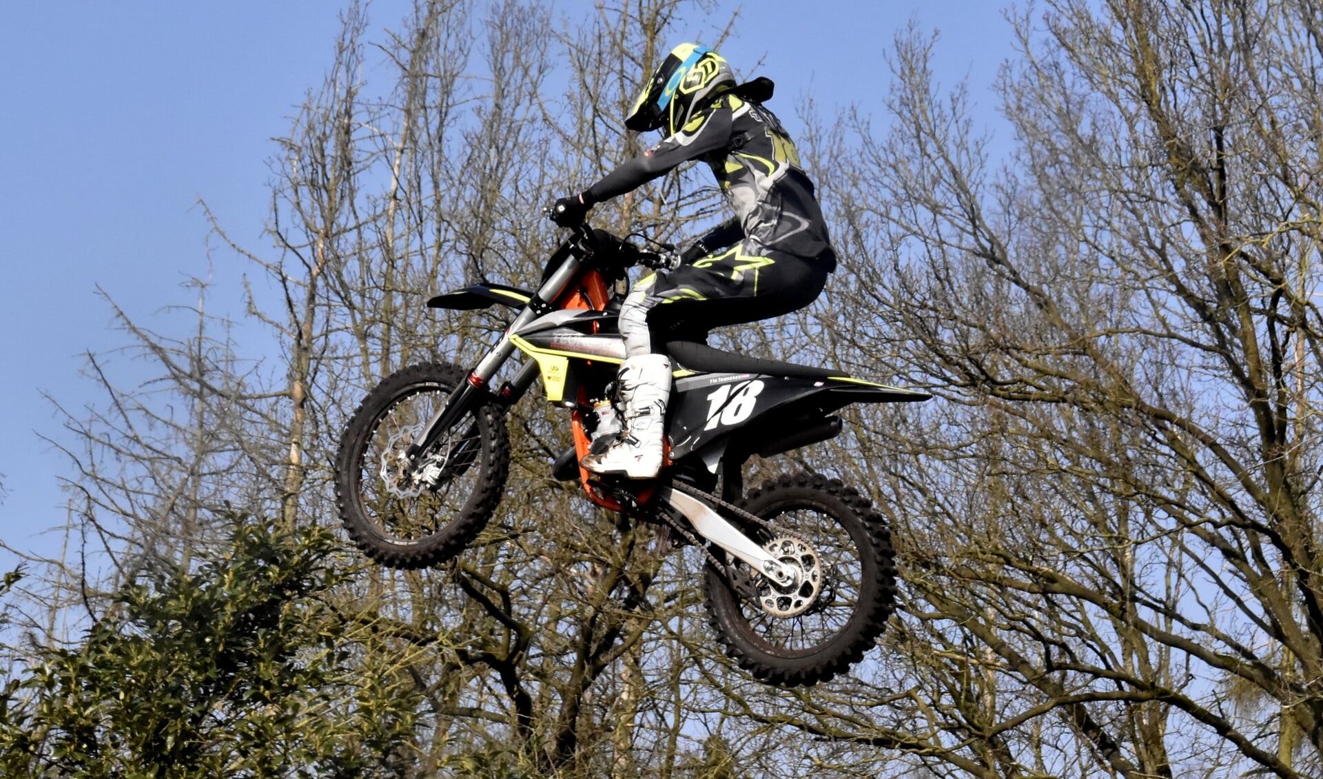 Finn Teunesen spectaculair in actie op het circuit in Boekel. 