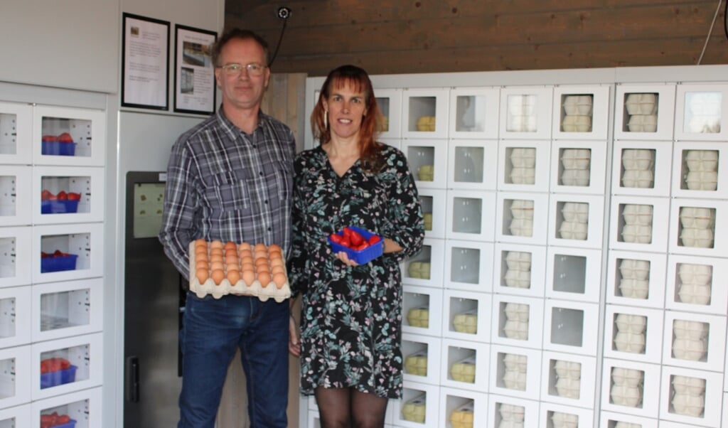 Gérard en Mariëlle Timmermans in hun boerderijautomaat aan de Overloonseweg in Vierlingsbeek. 