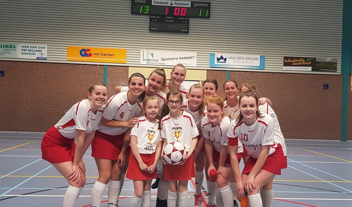DES 1 na de wedstrijd op de foto met de pupillen van de week: Tavi Oudenhoven en Merel Kamminga.