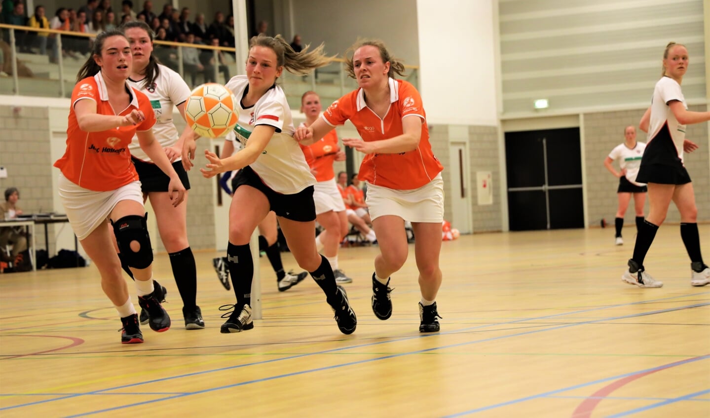 Een verbeten duel tussen Lieke Thomassen (midden), Fleur Frederix en Carlijn Bonants.