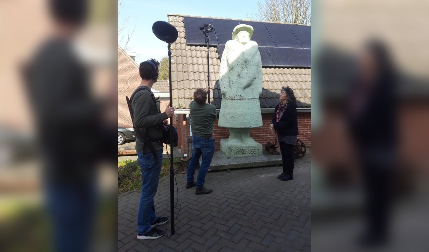 Het beeld van Wilhelmina staat centraal. 