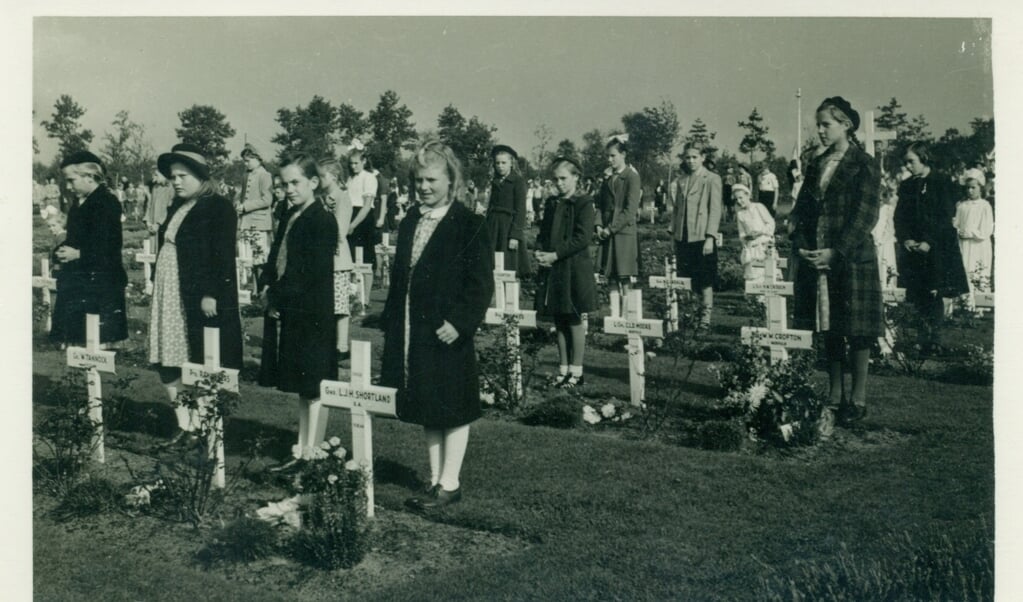 De stichting Overloon War Chronicles gaat van start met de adoptie van graven op het Engels kerkhof in Overloon. 