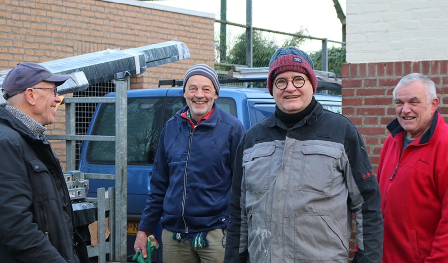 Enkele vrijwilligers van de tennisclub aan het werk.