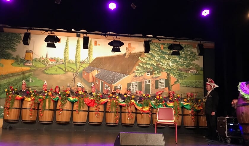 Een deel van de raad met aanhang als eregasten op het podium.