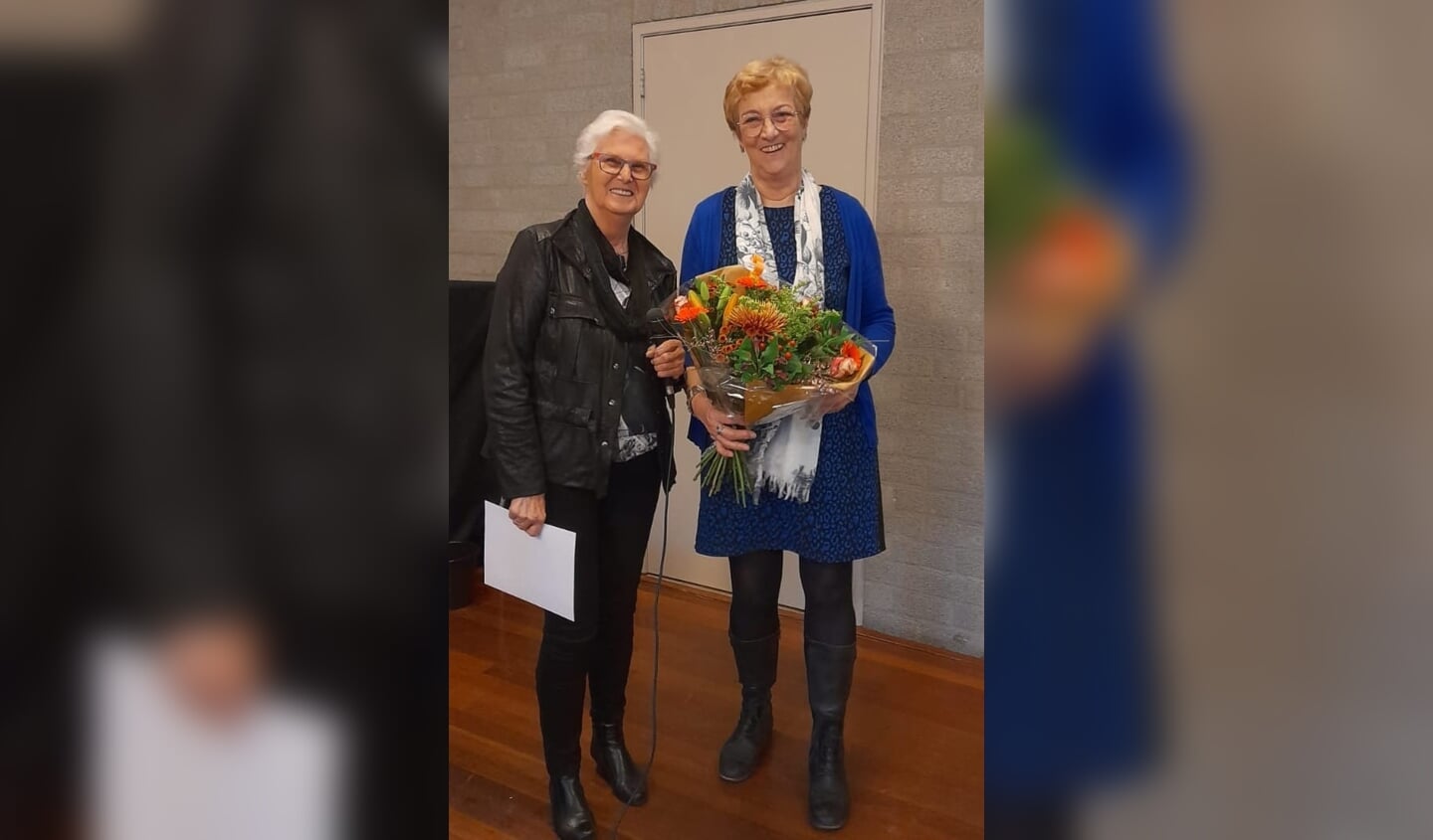 Ook Wilma van Boekel ontving een bloemetje.