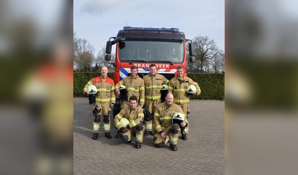 Het winnende wedstrijdteam van het Vierlingsbeekse brandweerkorps. 
